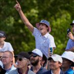 Los neoyorquinos disfrutan de sus deportes y se preparan para el bullicio en Bethpage – imagen editorial de golf