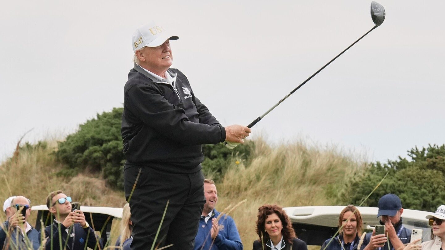 Donald Trump regresa al golf en la Ryder Cup, tras ser rechazado por el deporte – imagen editorial de golf