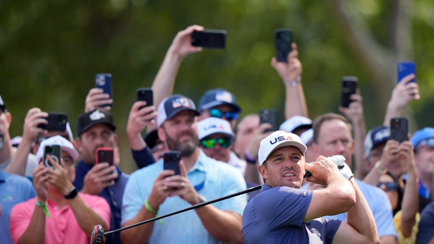 La Ryder Cup comienza con fuerza: Bryson DeChambeau y el apasionado Jon Rahm en el grupo inaugural – imagen editorial de golf