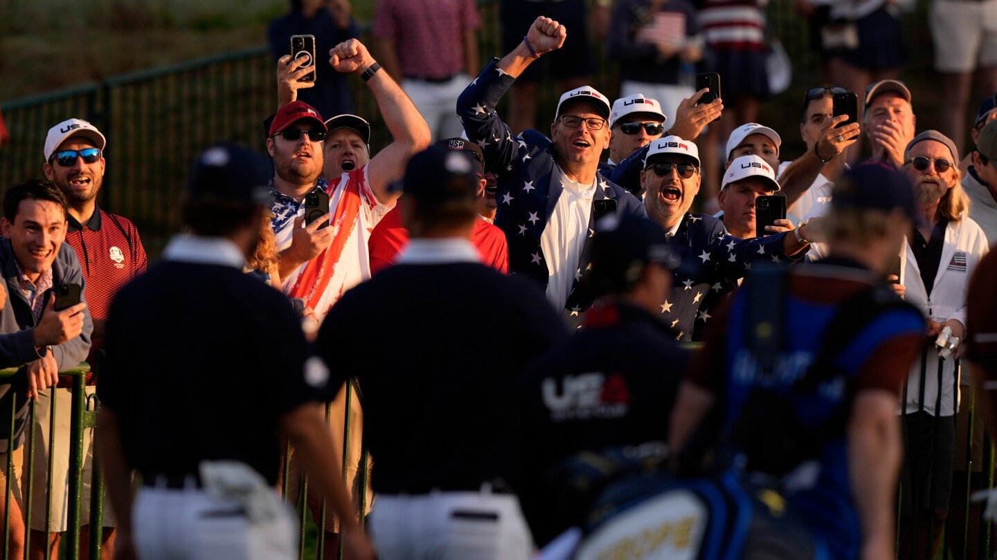 El público de Bethpage apoya a los estadounidenses en la Ryder Cup, a pesar de sus dificultades – imagen editorial de golf