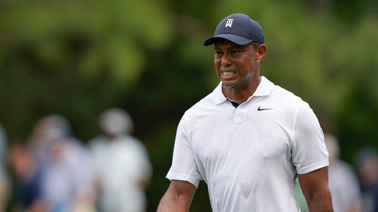 Tiger Woods se somete a su séptima cirugía de espalda para reemplazar un disco – imagen editorial de golf