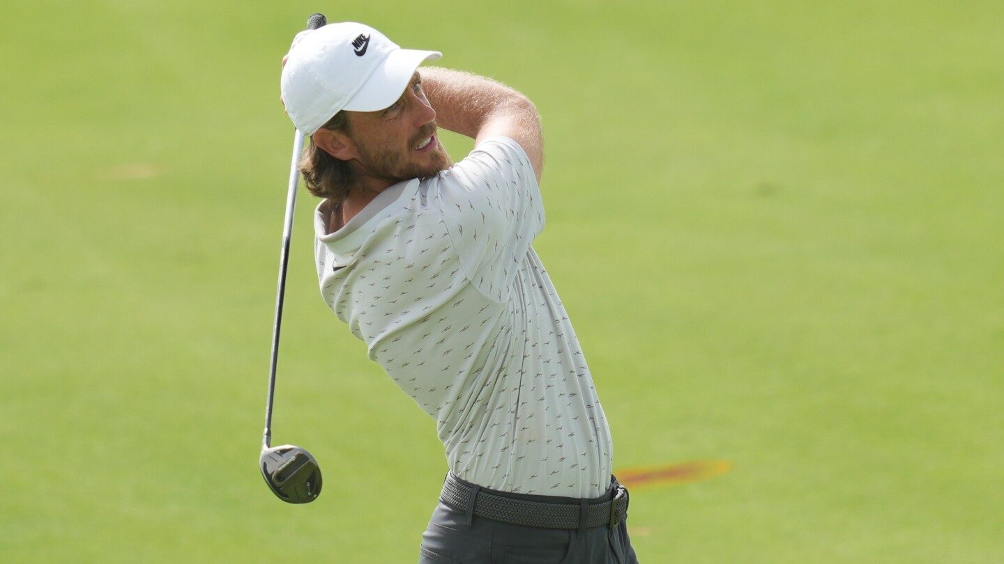 Aaron Rai logra un albatros y empata el liderato con Tommy Fleetwood en Abu Dhabi – imagen editorial de golf